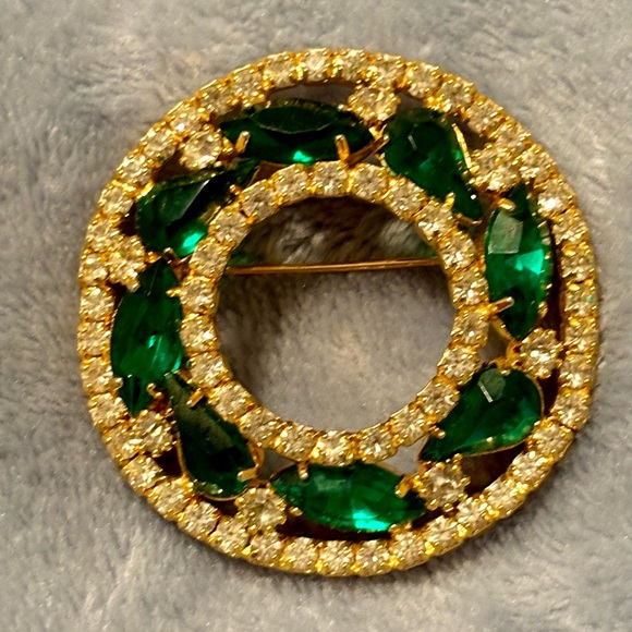 Vintage gold tone circular wreath Brooch with Green/white rhinestones. - Picture 8 of 13